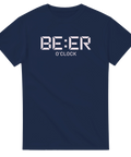 Stilrent tryck BE:ER O'CLOCK i vit pixelgrafik – t-shirt för sommarfesten