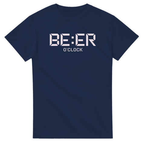 Stilrent tryck BE:ER O'CLOCK i vit pixelgrafik – t-shirt för sommarfesten