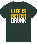 Rolig t-shirt med citat om livet och fest på en mörkgrön bas