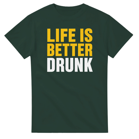 Rolig t-shirt med citat om livet och fest på en mörkgrön bas