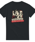 Svart t-shirt med kvinnoporträtt med skedar och texten ”Tystnad är guld. Jag skrek och stal silvret...”