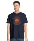 Man bär en mörkblå t-shirt med konstnärligt vinyltryck i varm orange ton