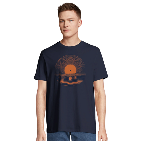 Man bär en mörkblå t-shirt med konstnärligt vinyltryck i varm orange ton