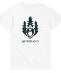 Grafisk illustration av granar och älgar med texten Norrland – vit t-shirt