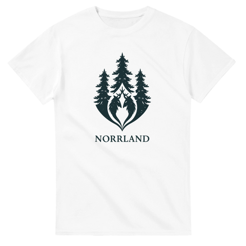 Grafisk illustration av granar och älgar med texten Norrland – vit t-shirt