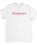 Rosa feminist-text i retrostil på vit t-shirt – grafiskt tryck