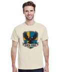 Svensk örn och flagga "Svea Rike" badge på beige t-shirt buren av man.