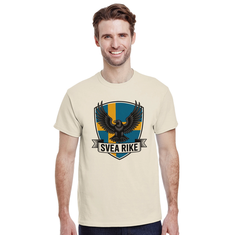 Svensk örn och flagga "Svea Rike" badge på beige t-shirt buren av man.