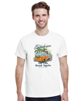 Man i vit t-shirt med färgglatt tryck av en klassisk folkabuss i tropisk miljö