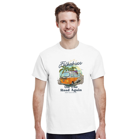 Man i vit t-shirt med färgglatt tryck av en klassisk folkabuss i tropisk miljö