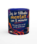 Mugg med texten Jag är tillbaka mentalt om 5 minuter och tropiskt motiv.