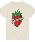 Retro jordgubbstryck med text "Summer" i guldkantat typsnitt på beige t-shirt.