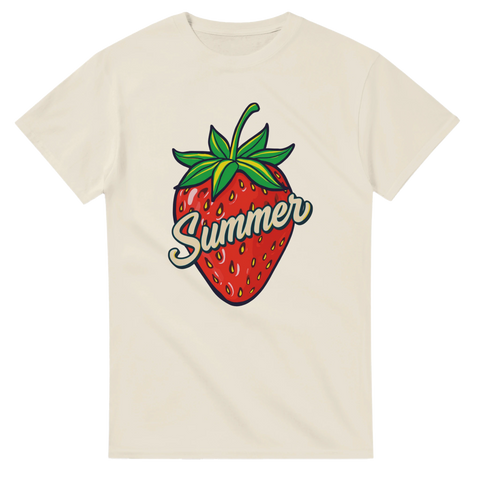 Retro jordgubbstryck med text "Summer" i guldkantat typsnitt på beige t-shirt.