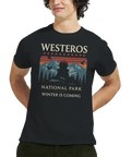 Man bär svart t-shirt med Westeros National Park-motiv i retrostil