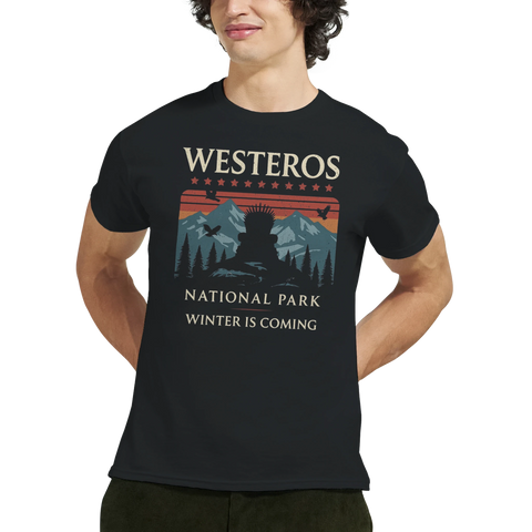Man bär svart t-shirt med Westeros National Park-motiv i retrostil