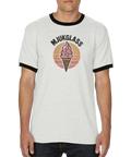 Man bär vit ringer-t-shirt med grafiskt mjukglass-tryck i vintagestil