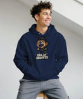 Arg tecknad figur med keps och texten "Dra åt helvete" på mörkblå hoodie.