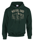 Grafiskt tryck med berg och granskog på en mörkgrön hoodie