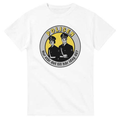 Klassiskt svenskt polismotiv med humoristisk text på vit t-shirt