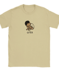Tecknad figur som sover i fosterställning med texten "orka" på en beige t-shirt.