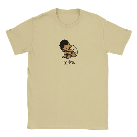 Tecknad figur som sover i fosterställning med texten "orka" på en beige t-shirt.