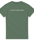 Ljusgrön t-shirt med ironisk text I Just Work Here i modern stil