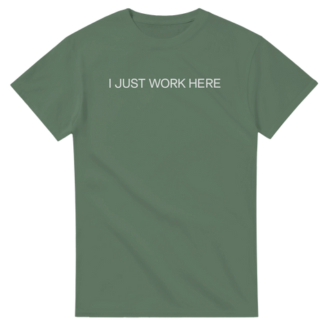 Ljusgrön t-shirt med ironisk text I Just Work Here i modern stil