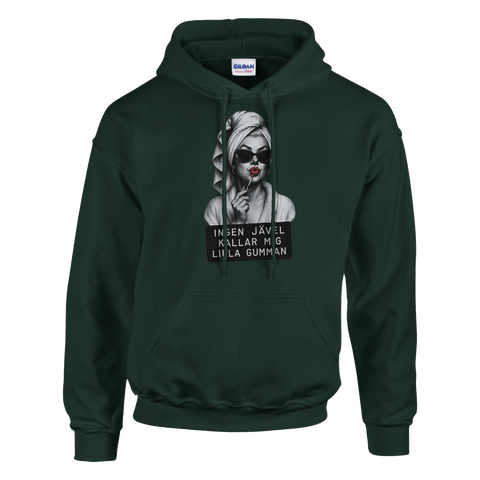 Marilyn Monroe-inspirerad kvinna med solglasögon, rött läppstift, text "Ingen jävel kallar mig lilla gumman" på mörkgrön h...