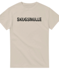 Skogsmulle text med granskog-illustration på beige t-shirt för friluftsliv