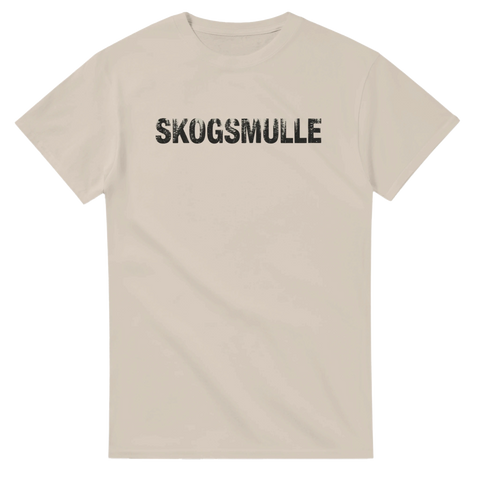 Skogsmulle text med granskog-illustration på beige t-shirt för friluftsliv