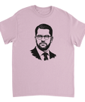 Stilren design med tryck av Jimmie Åkesson på en rosa t-shirt