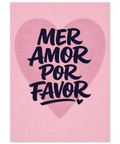 Närbild på typografisk poster med budskapet Mer Amor Por Favor mot en mjukt rosa bakgrund med hjärtmotiv.
