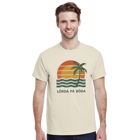Retro solnedgång med palm och text "LÖRDA PÅ BÖDA" på beige t-shirt.