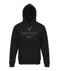 Skogsinspirerad Skitjakt-logotyp med hjorthuvud på svart hoodie, framifrån.