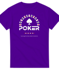 Poker-motiv med spelkortsbåge, spader ess och texten "POKER" på lila t-shirt.
