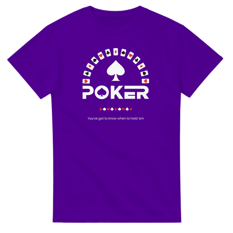 Poker-motiv med spelkortsbåge, spader ess och texten "POKER" på lila t-shirt.