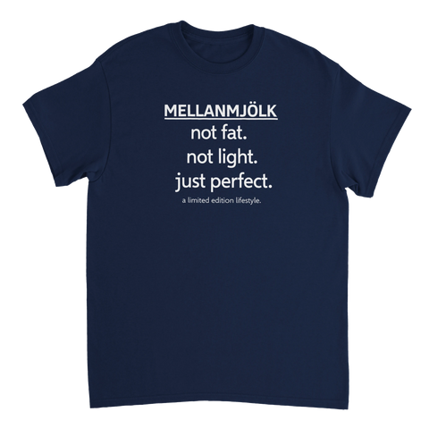 Mörkblå t-shirt med statement-tryck om balans och svensk mentalitet