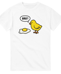 Humoristiskt motiv med kyckling som ser ett stekt ägg – vit t-shirt