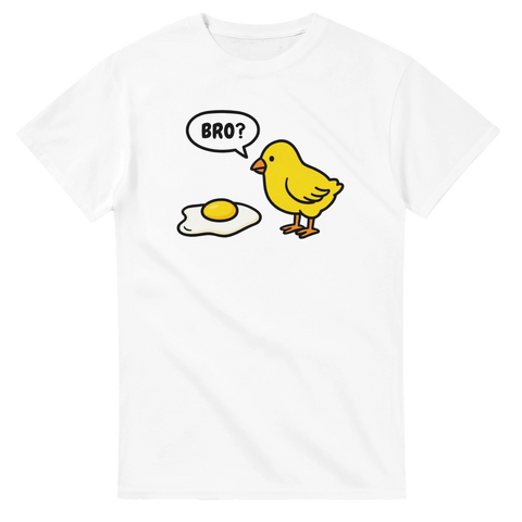 Humoristiskt motiv med kyckling som ser ett stekt ägg – vit t-shirt