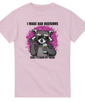 Tvättbjörn med solglasögon, dryck, text "I MAKE BAD DECISIONS AND I STAND BY THEM" på rosa t-shirt.