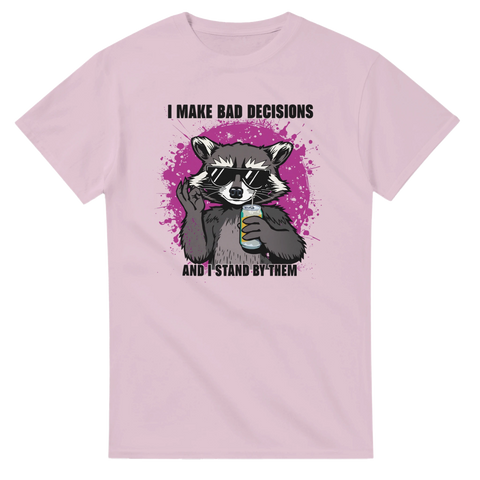 Tvättbjörn med solglasögon, dryck, text "I MAKE BAD DECISIONS AND I STAND BY THEM" på rosa t-shirt.