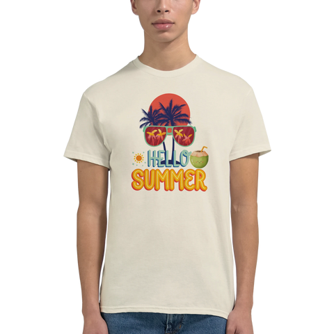 Hello Summer" t-shirt med solnedgång, palmer, solglasögon, kokosnöt, i retrostil på en beige t-shirt.