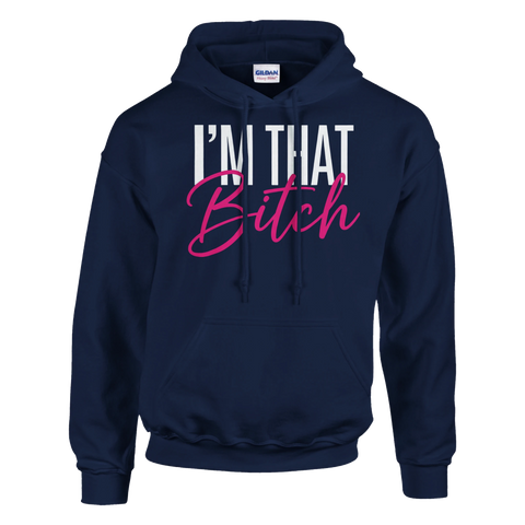 Marinblå hoodie med attitydtexten I'm that bitch i modern stil