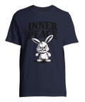 Arg kanin, text "INNER PEACE", på marinblå t-shirt.