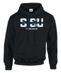Sisu Finland-tryck med vit text och blått kors på svart Gildan Heavy Blend hoodie.