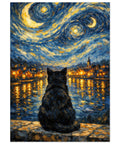 Svart katt ser ut över upplyst stad under virvlande stjärnhimmel – expressionistisk poster