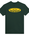 Gul smiley i retrostil med texten Vem vare som kasta – rolig t-shirt