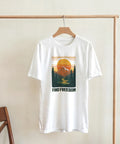 Vintage inspirerad naturillustration med texten Find Freedom på vit t-shirt