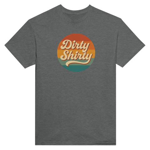 Retro "Dirty Shirty" text i orange, gul, turkos cirkel på mörkgrå t-shirt.