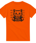 Katt i mugshot med texten "Guilty of Being Too Cute" på orange t-shirt.